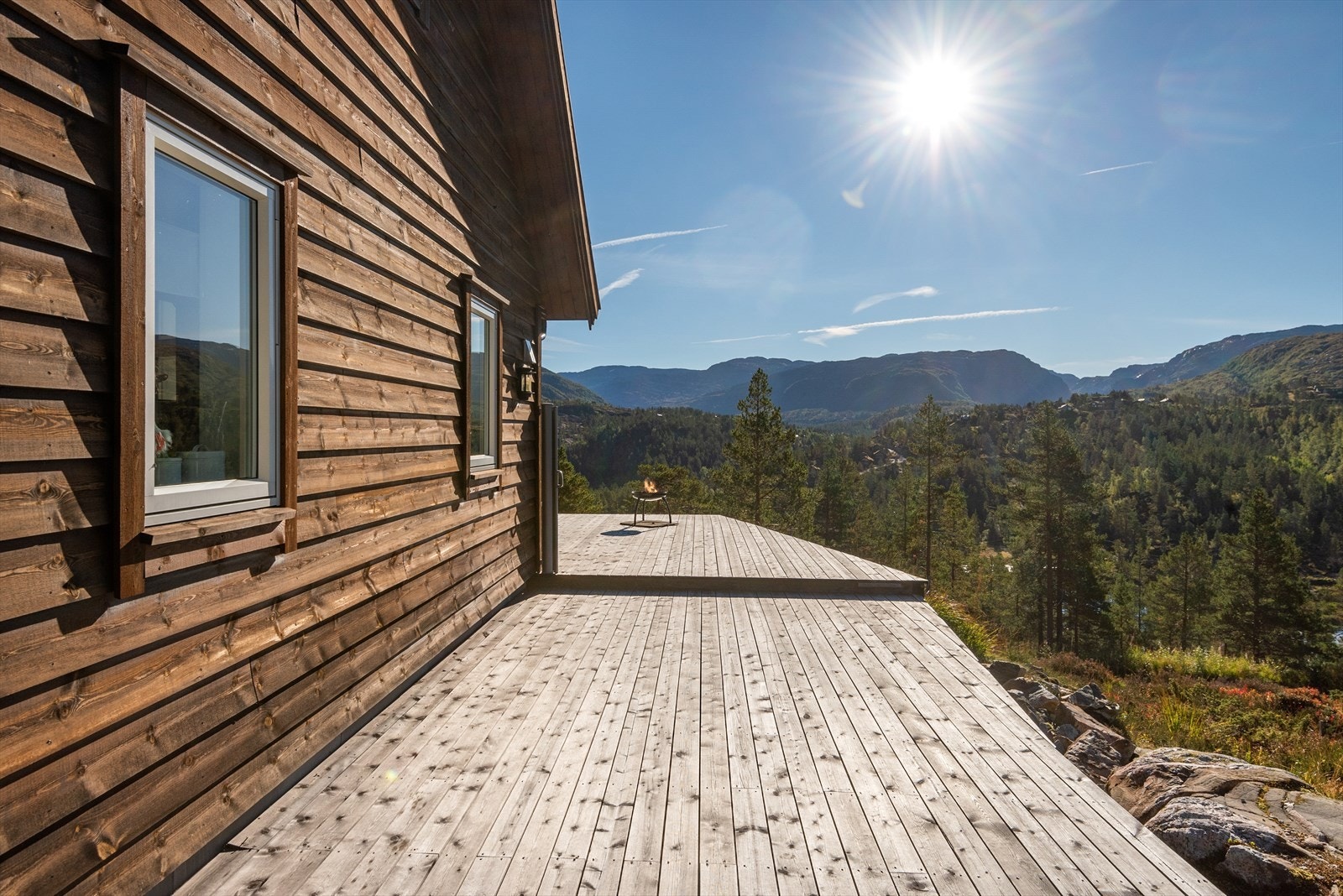Stor, usjenert og solrik terrasse med nydelig utsikt Galleribilde