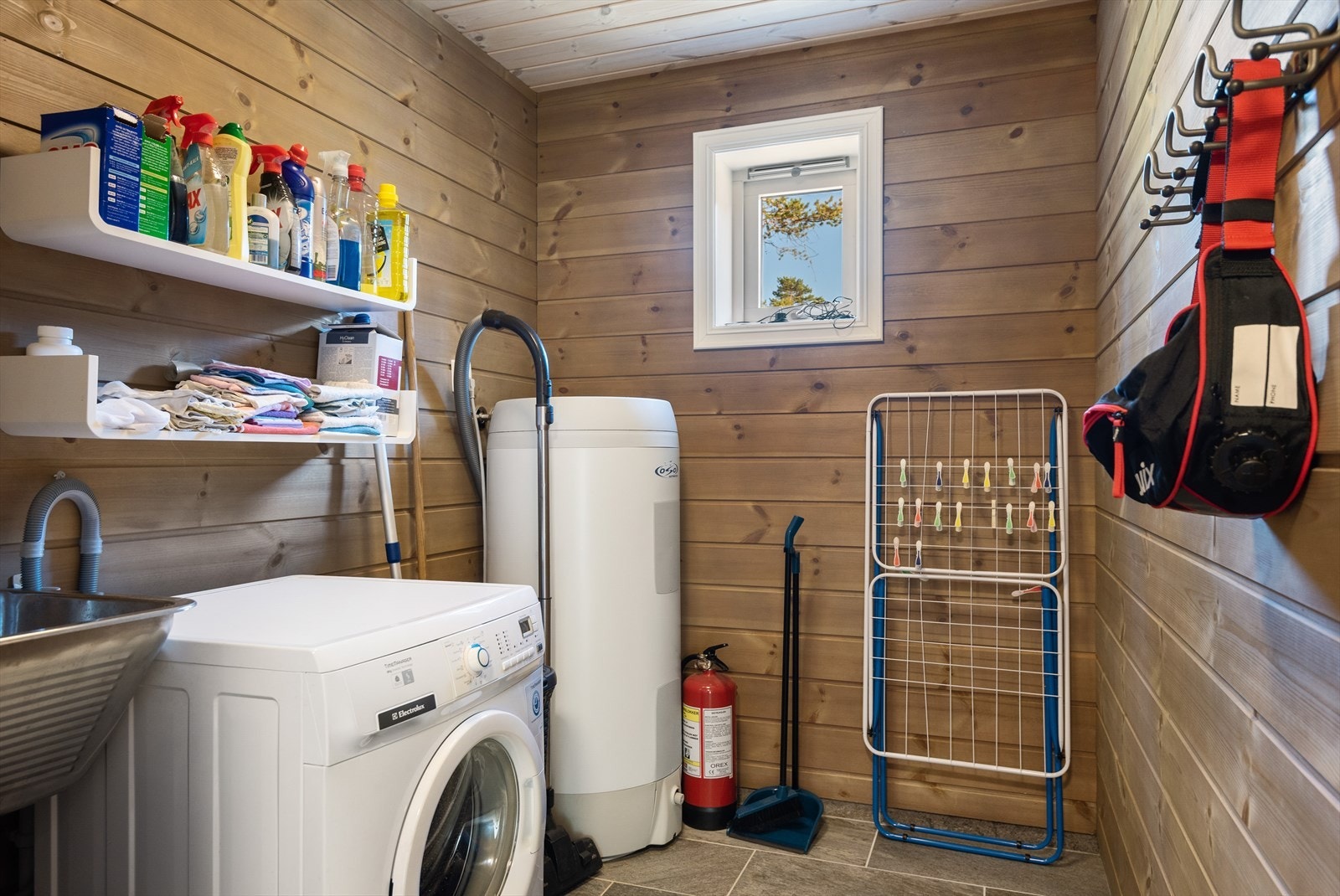 Pent vaskerom fliser på gulv samt varmekabler (ikke omsøkt/godkjent) Galleribilde