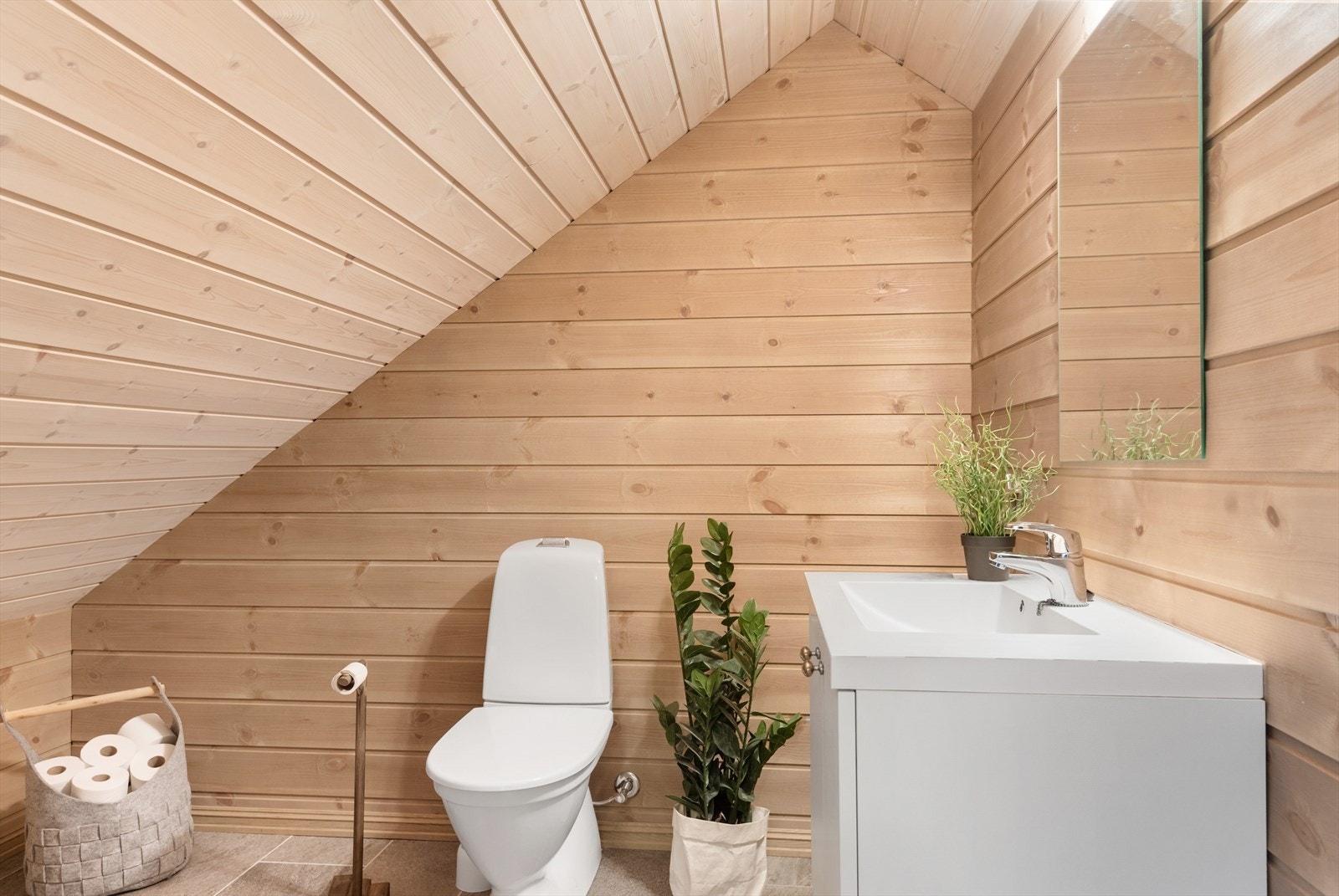 Separat wc på loft med fliser på gulv samt varmekabler Galleribilde