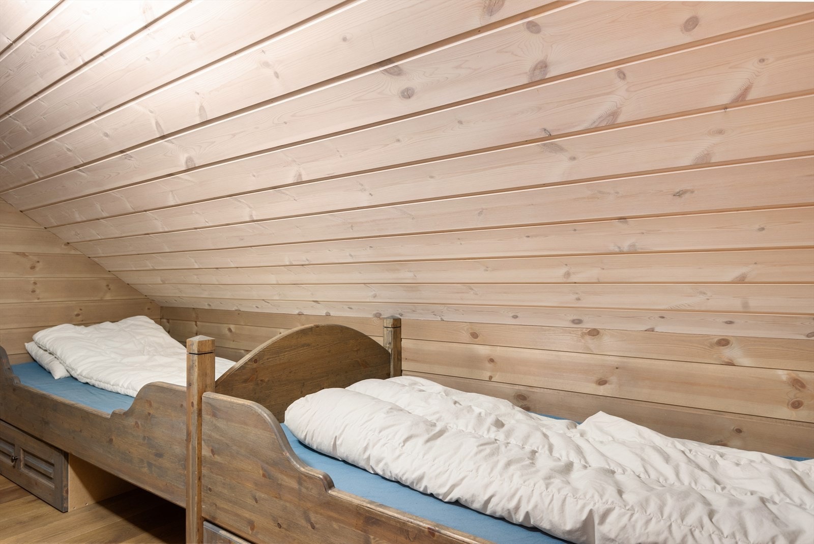 Sovealkove på loftet med ytterlige soveplasser - her er det rikelig med plass til venner på besøk Galleribilde