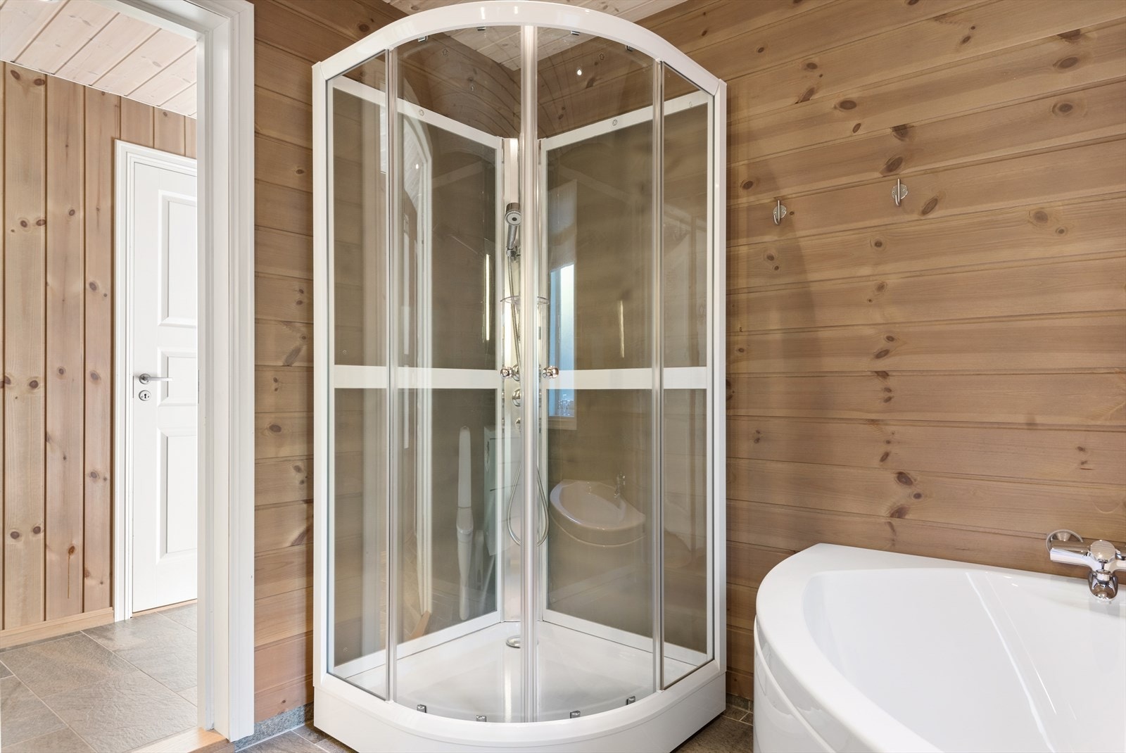 Badet har både dusjkabinett og hjørnebadekar Galleribilde