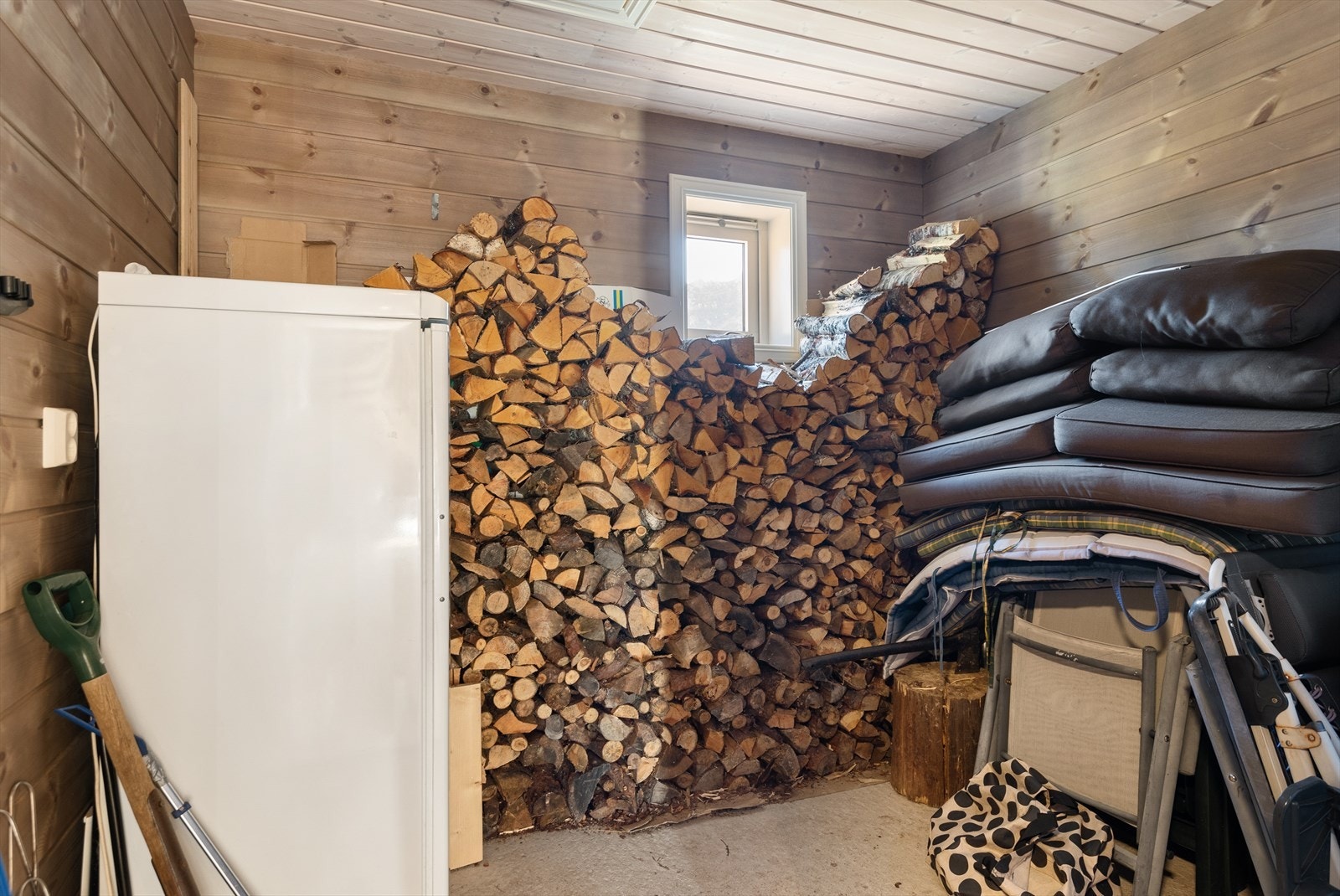 Praktisk utvendig bod med masse lagringsplass Galleribilde