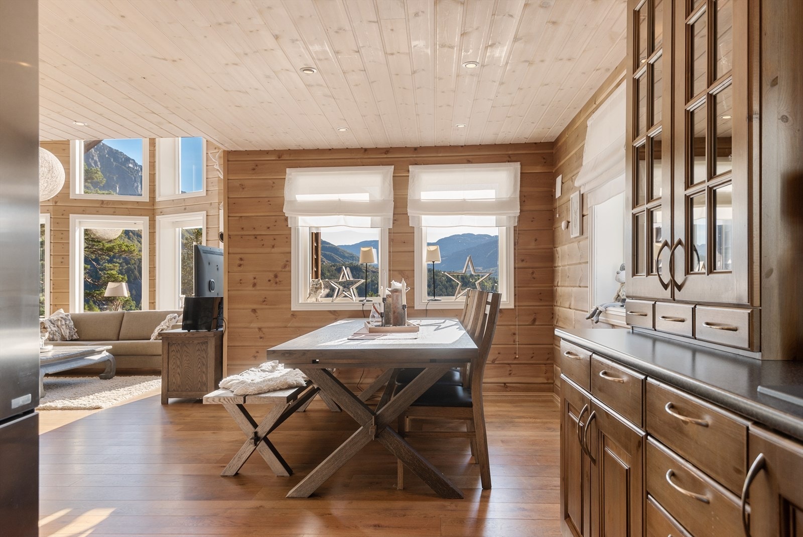 Hytten selges møblert (det eneste selger tar med seg er kjøkkenutstyr, sengetøy, håndklær, pynteting og diverse skiutstyr) Galleribilde