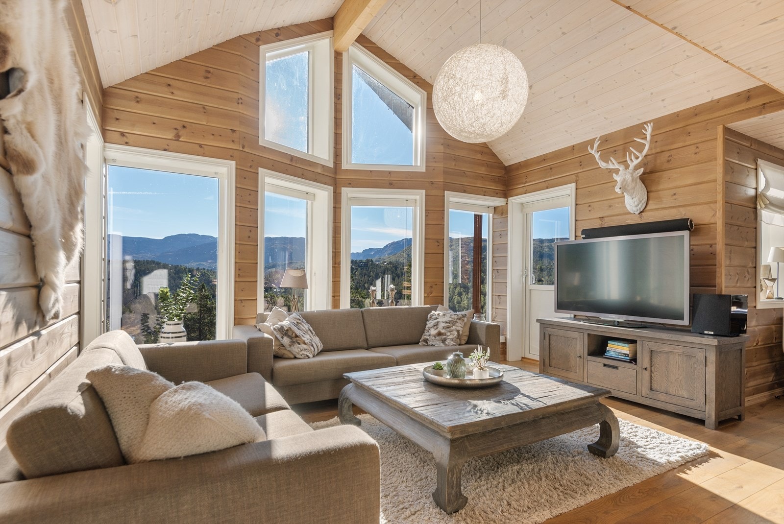 Store vinduer slipper inn masse naturlig lys som bidrar til en herlig romfølelse Galleribilde