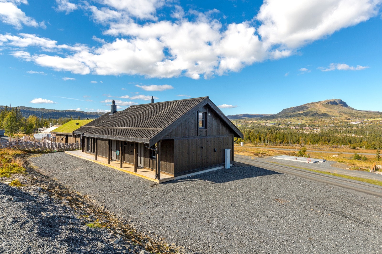 Hytta ligger i et naturskjønt, idyllisk og nyetablert hytteområde på Skeikampen. Galleribilde