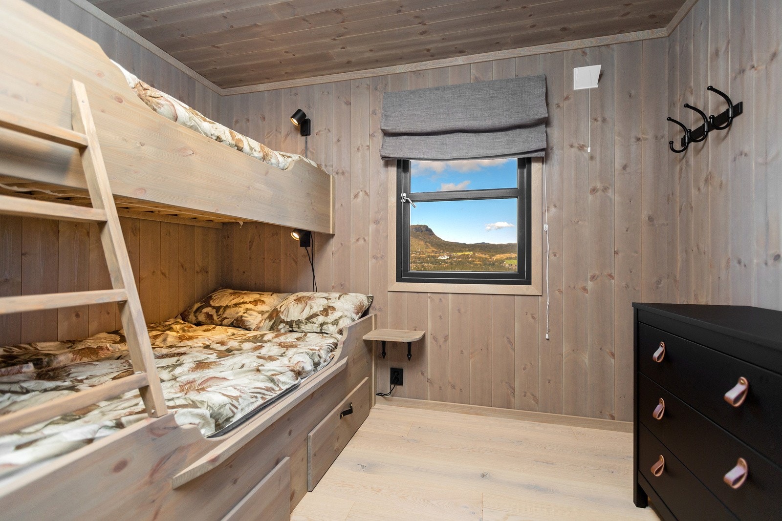 Hovedsoverommet er romslig og har stor garderobeløsning med mørke, profilerte fronter. De to andre soverommene er utstyrt med plassbygde familiesenger. Galleribilde