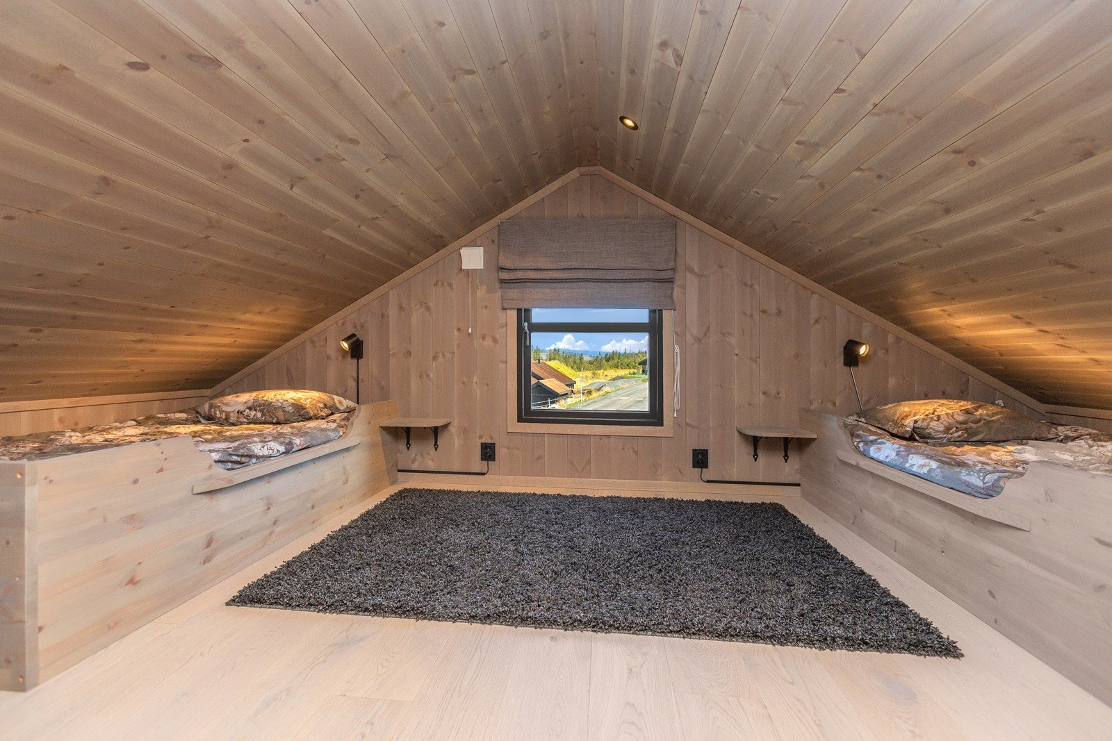 Disponibelt rom på hemsen som i dag er innredet med senger (rommet er ikke godkjent for varig opphold pga takhøyde under 190 cm). Galleribilde