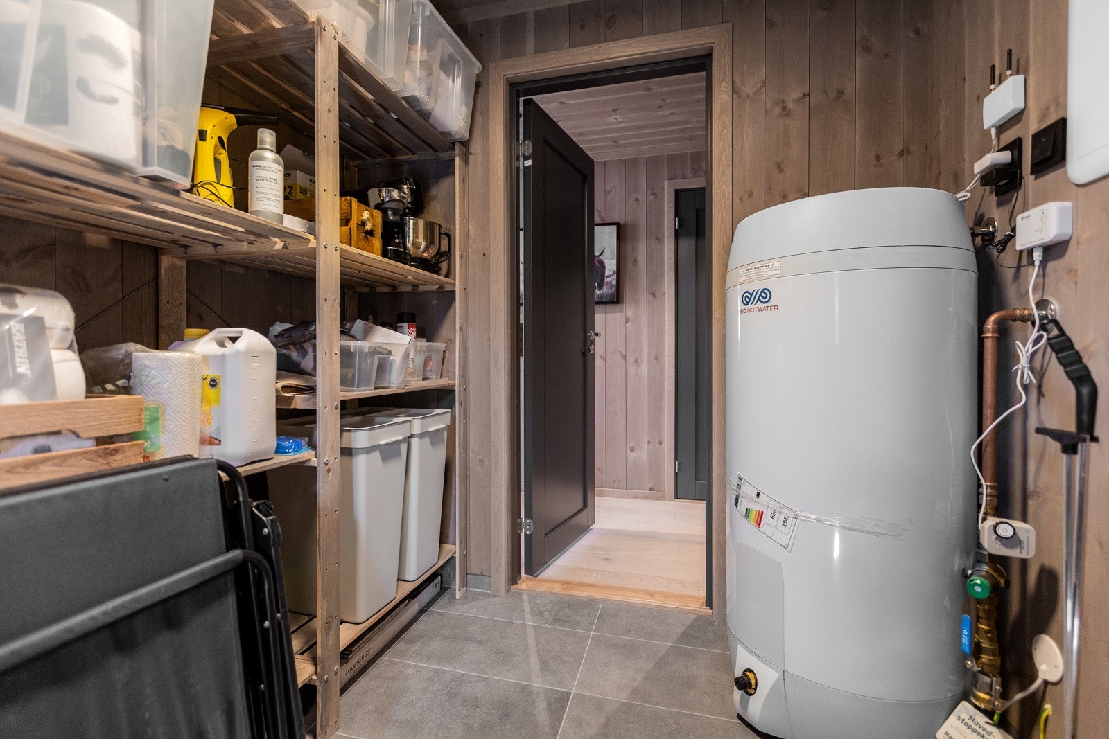 Praktisk bod/teknisk rom med gjennomgang inn til hytta Galleribilde