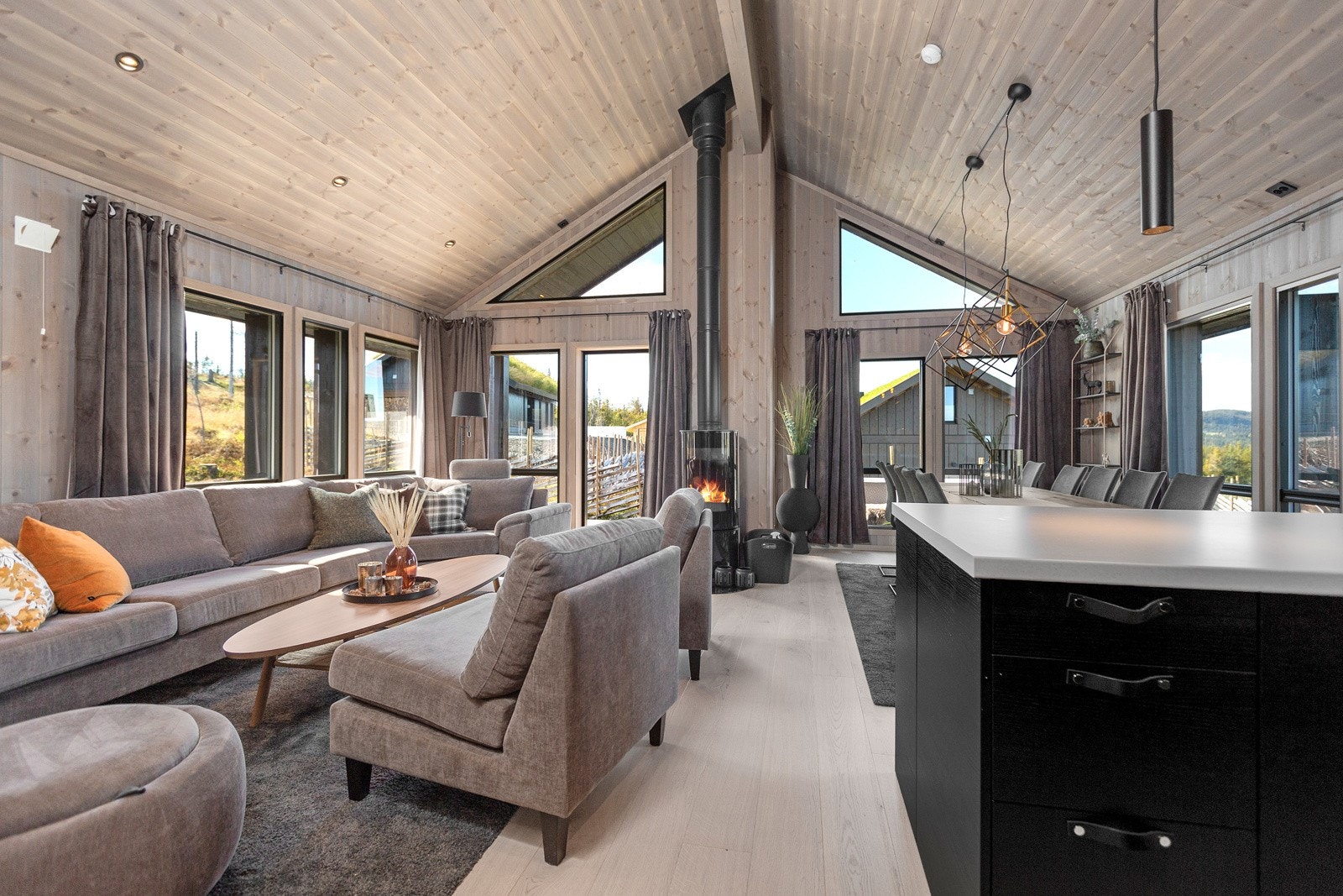 Stuen er også romslig med plass til både sofagruppe og et større spisebord Galleribilde