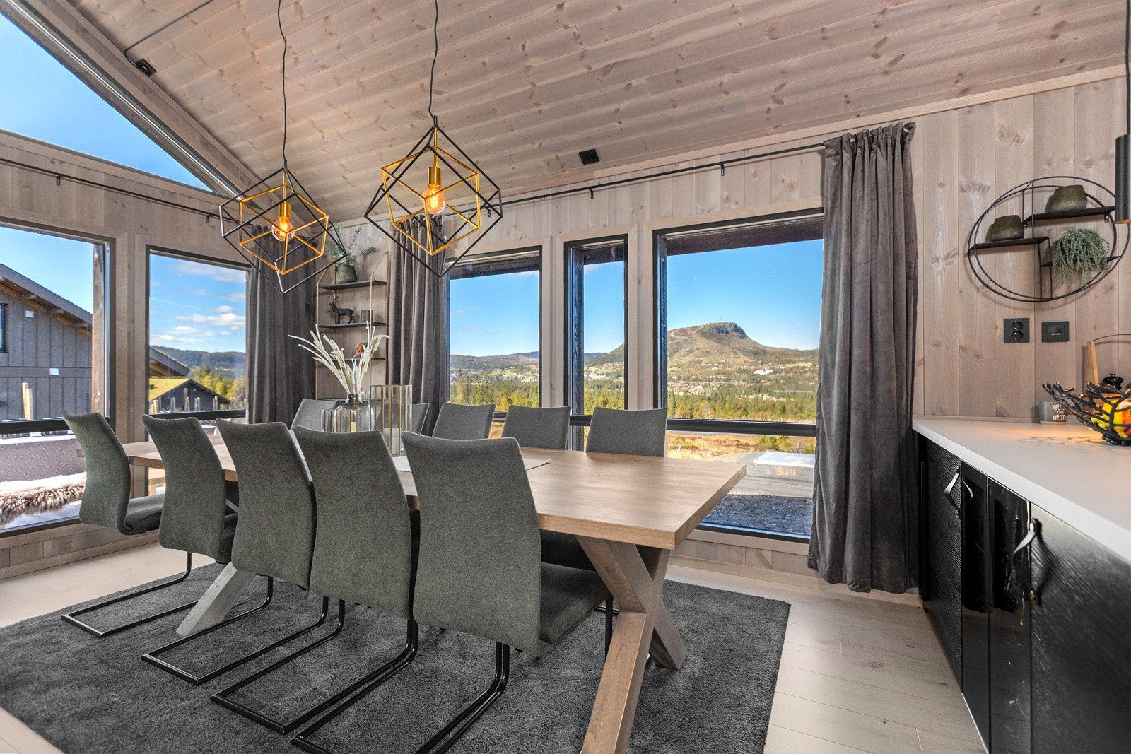 Den romslige og tiltalende stuen gir et flott inntrykk med panelte overflater, downlights, peisovn og svært sjenerøs takhøyde Galleribilde