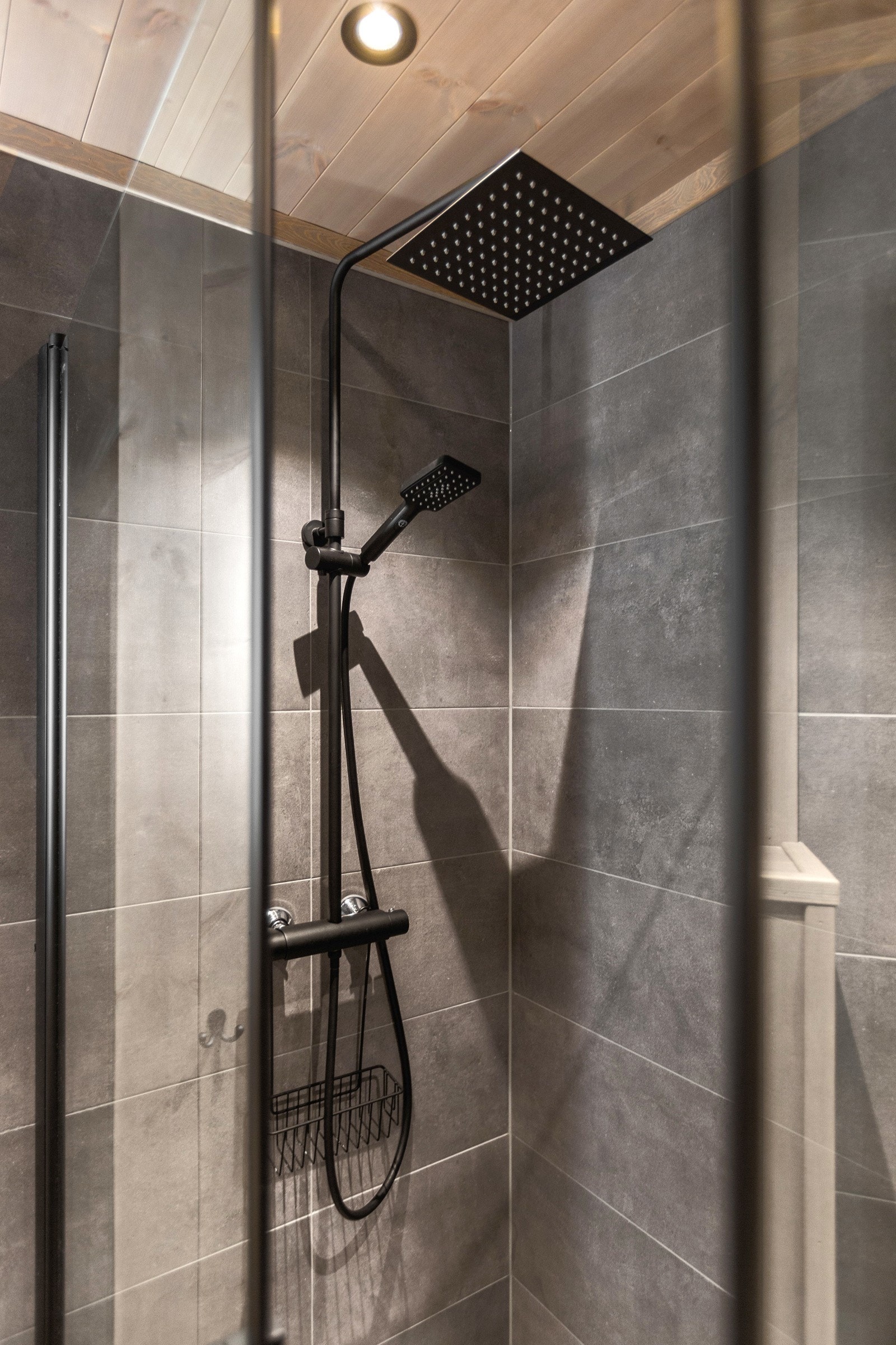 Videre har begge bad sorte, veggmonterte toaletter, samt dusjhjørne som har innfellbare dører med sorte detaljer, sort håndgarnityr og sorte regnfallsdusjer. Galleribilde