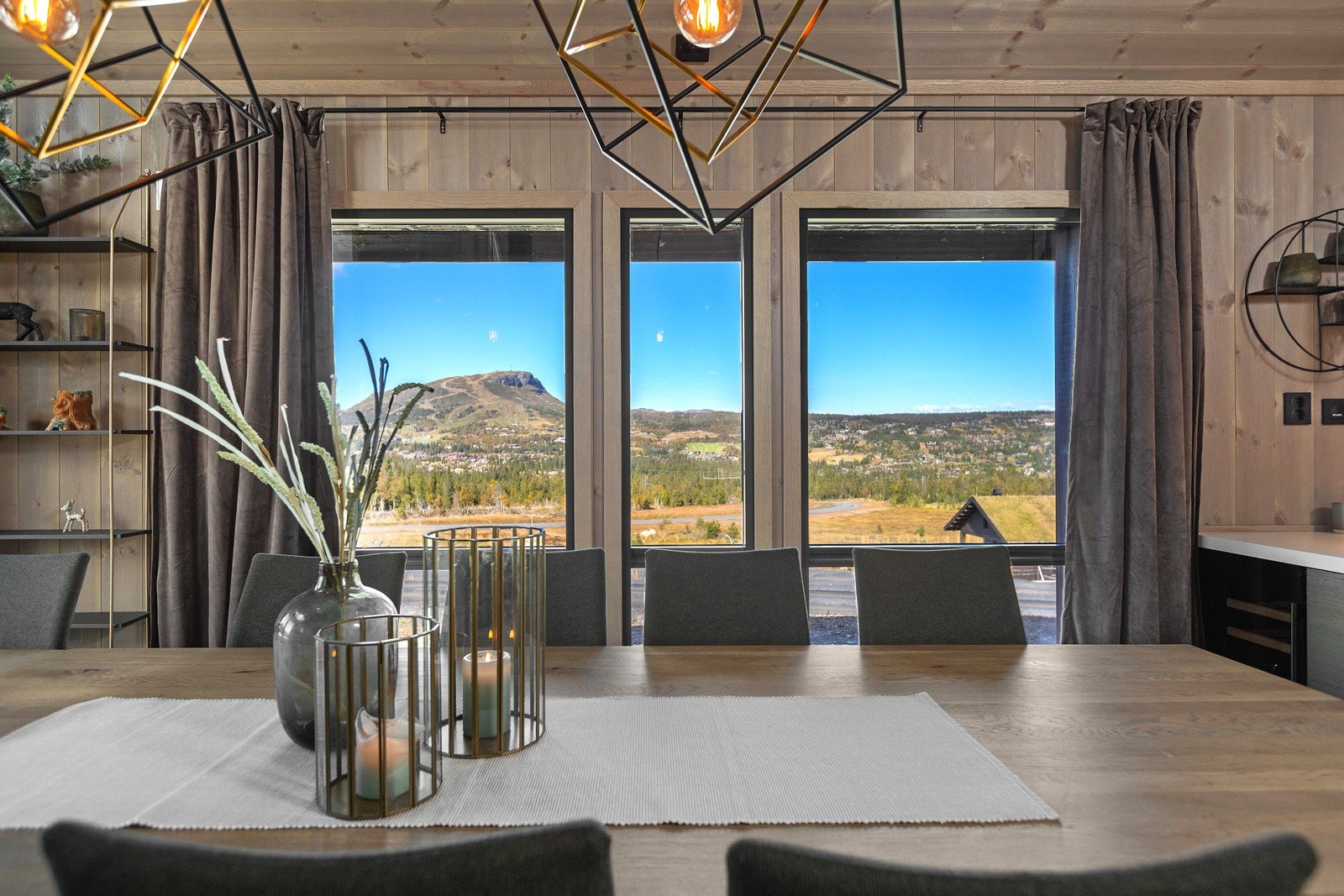 Rikelig med store vindusflater gir behagelige lysforhold og lar samtidig den storslåtte utsikten bli en del av rommet Galleribilde