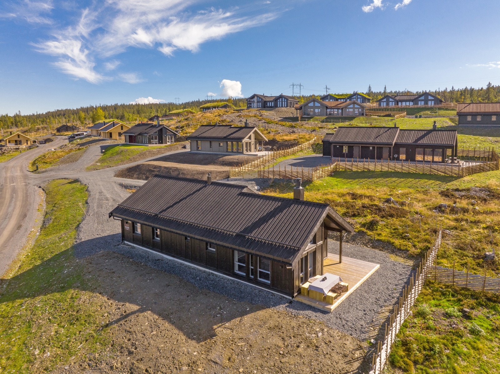 I kort avstand fra hytta finner man også nye Skeiporten med sportsbutikk, kafé og søndagsåpen dagligvarebutikk. Galleribilde