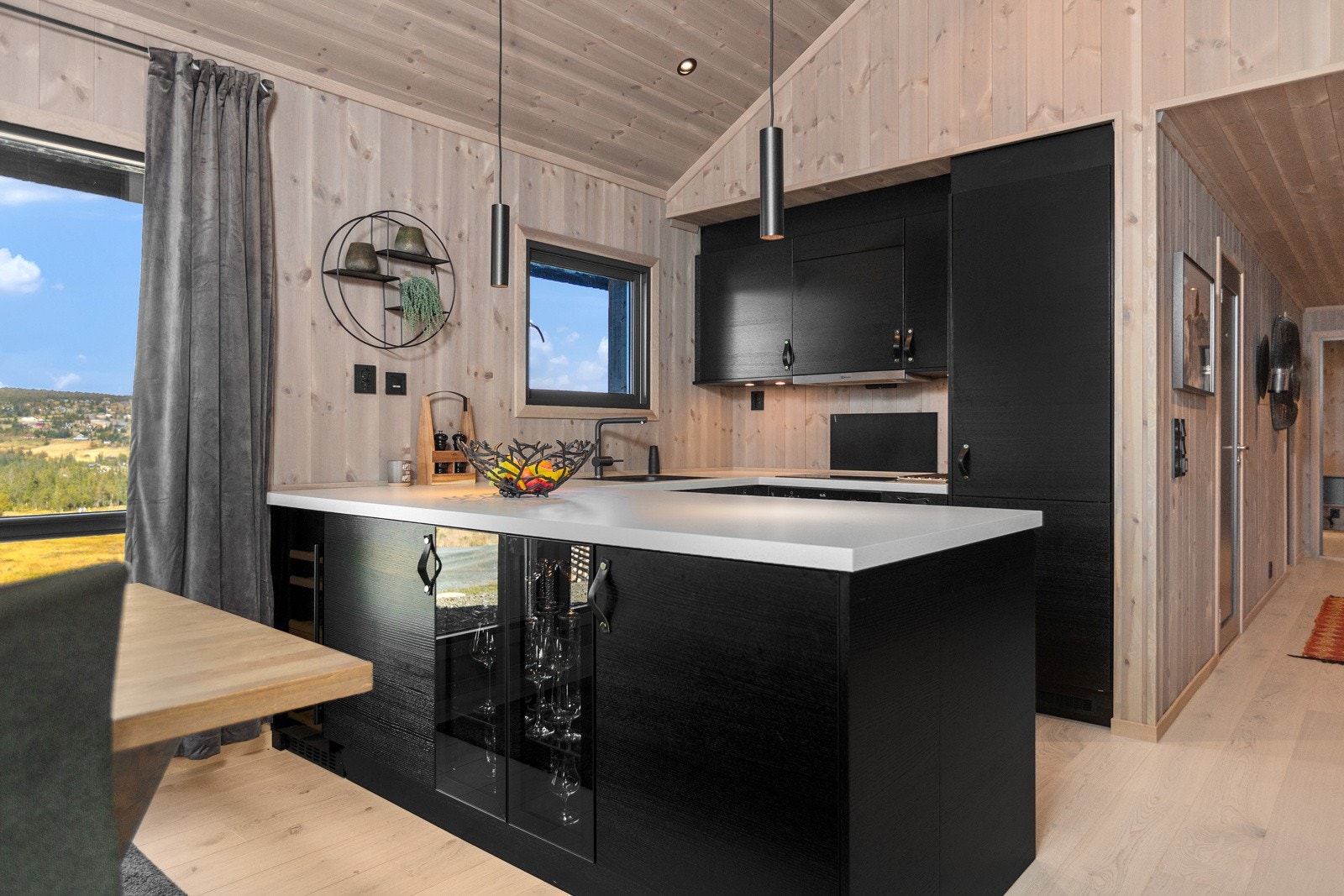 Innredningen fra Epoq er holdt i en moderne stil med mørke, glatte fronter, benkebelysning og lyse laminatbenkeplater med oppvaskkum Galleribilde