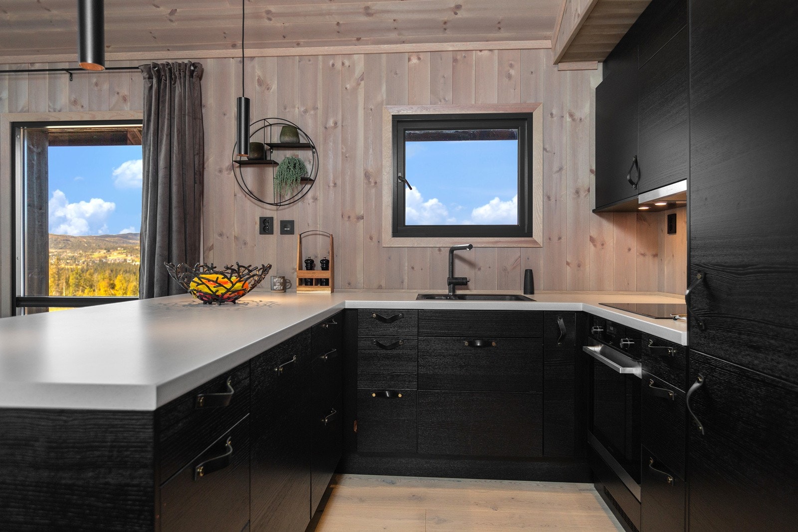 Kjøkkenet ligger i åpen løsning mot stuen med en flott barløsning som et naturlig skille mellom rommene Galleribilde