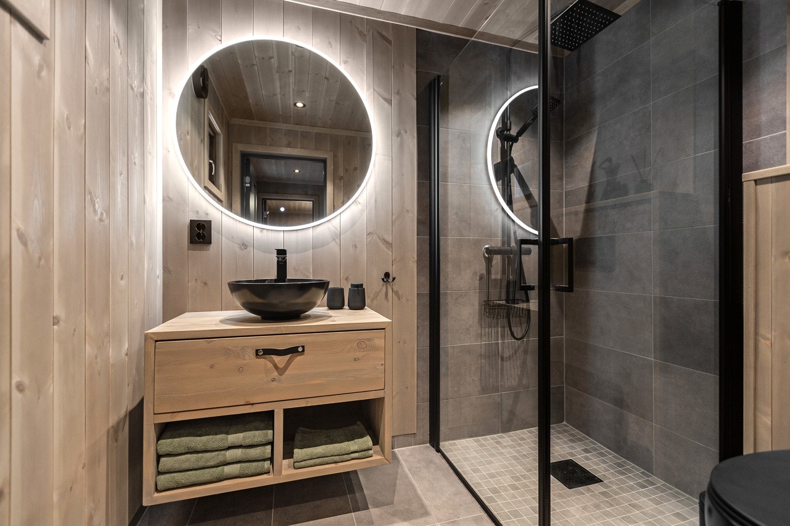 Hytta har to lekre påkostede bad, hvorav ett er kombinert som vaskerom. Galleribilde