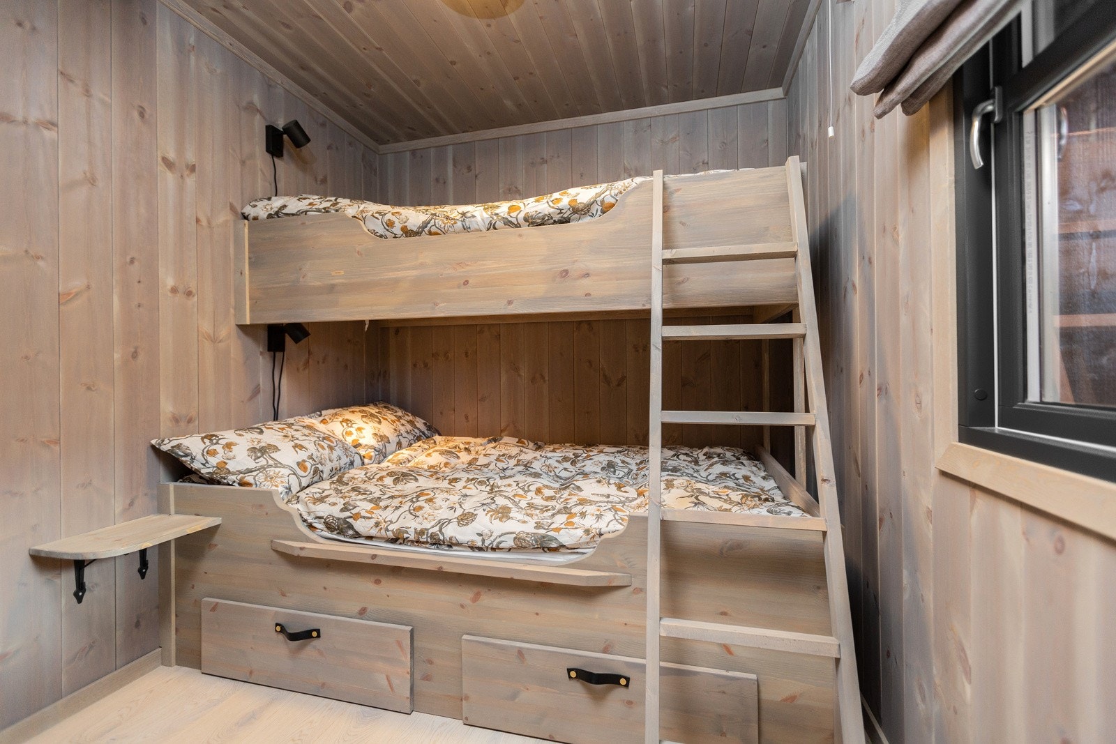 Soverommene i første etasje ligger alle i samme ende av bygget med adkomst fra gangen. Galleribilde