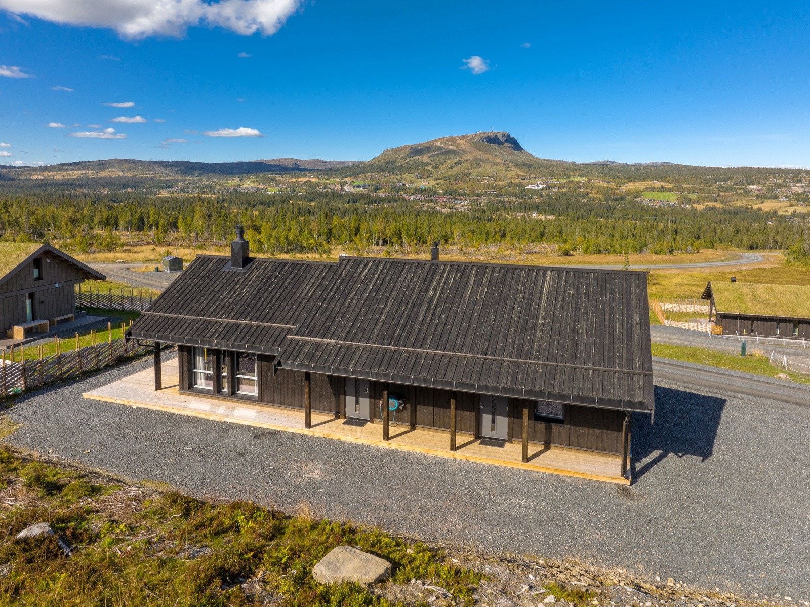 Her er det umiddelbar nærhet til fantastisk langrennsterreng og kort vei til både skistadion, alpinanlegget og golfbanen Galleribilde
