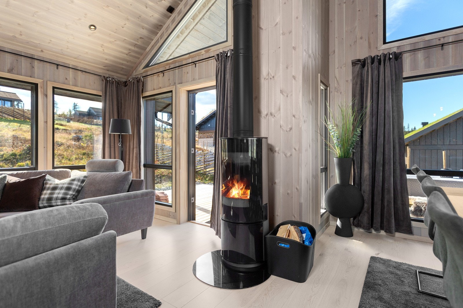 Ved endeveggen er det utgang til en stor terrasse der sol og utsikt kan nytes til fulle Galleribilde