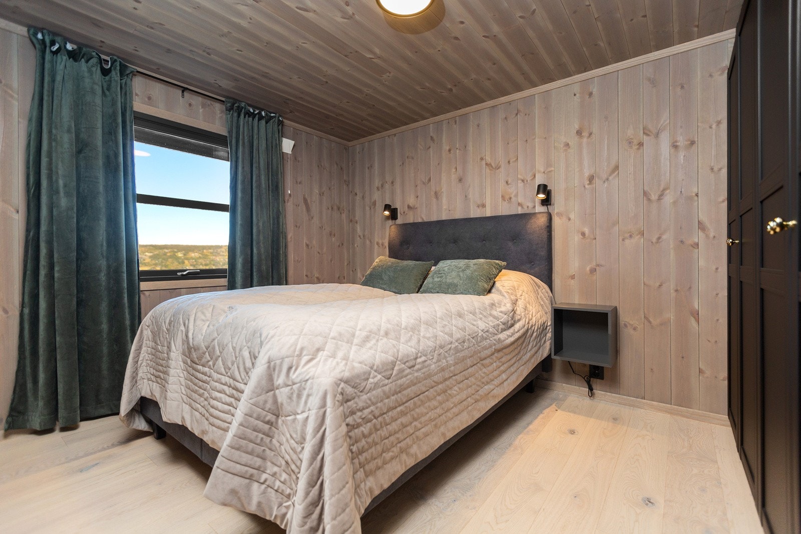 Hytta har tre pene soverom i første etasje samt et disponibelt rom på hemsen som i dag er innredet med senger Galleribilde