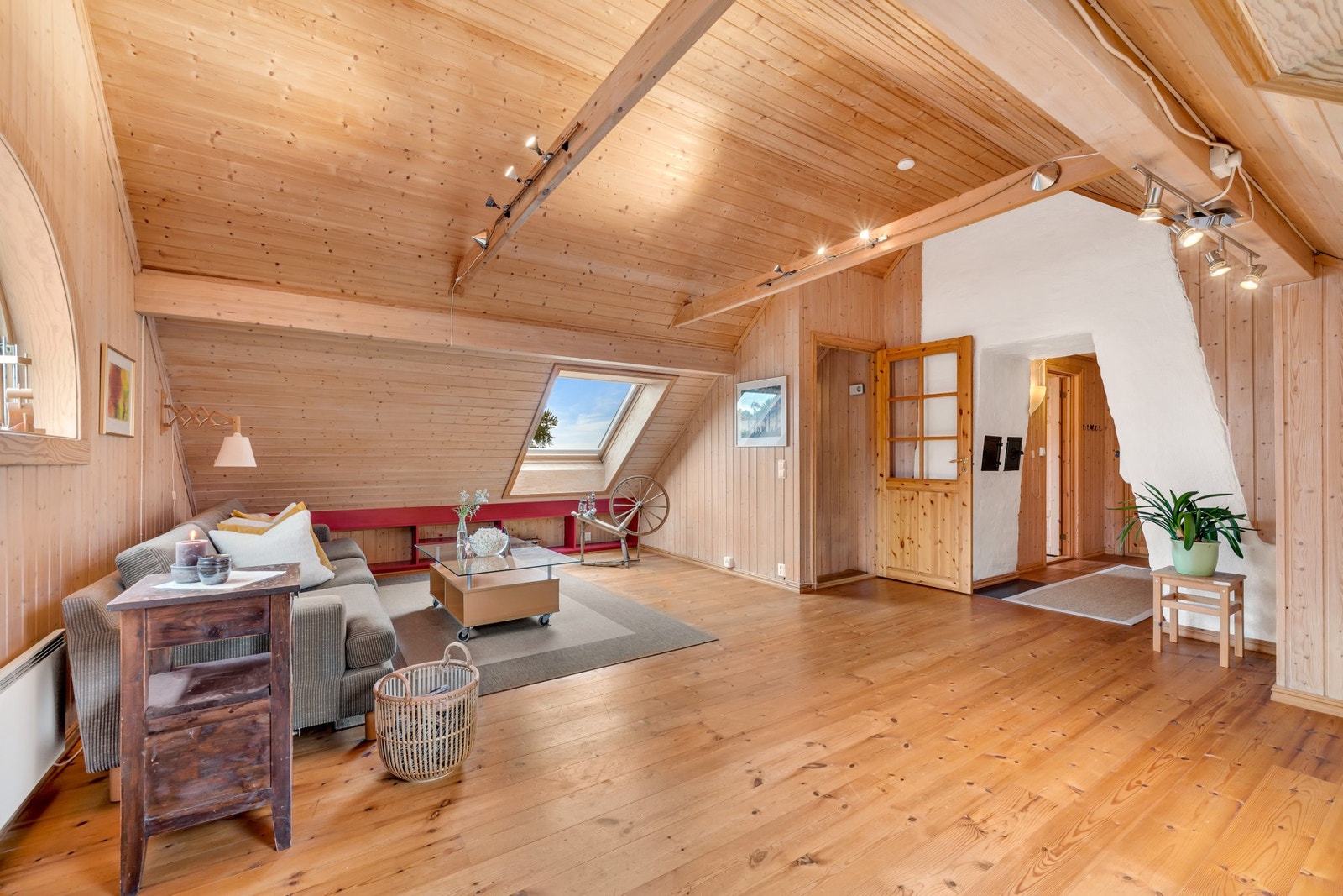 Her kan man med enkle grep etablere et ekstra soverom, men likevel beholde en romslig loftstue. Galleribilde