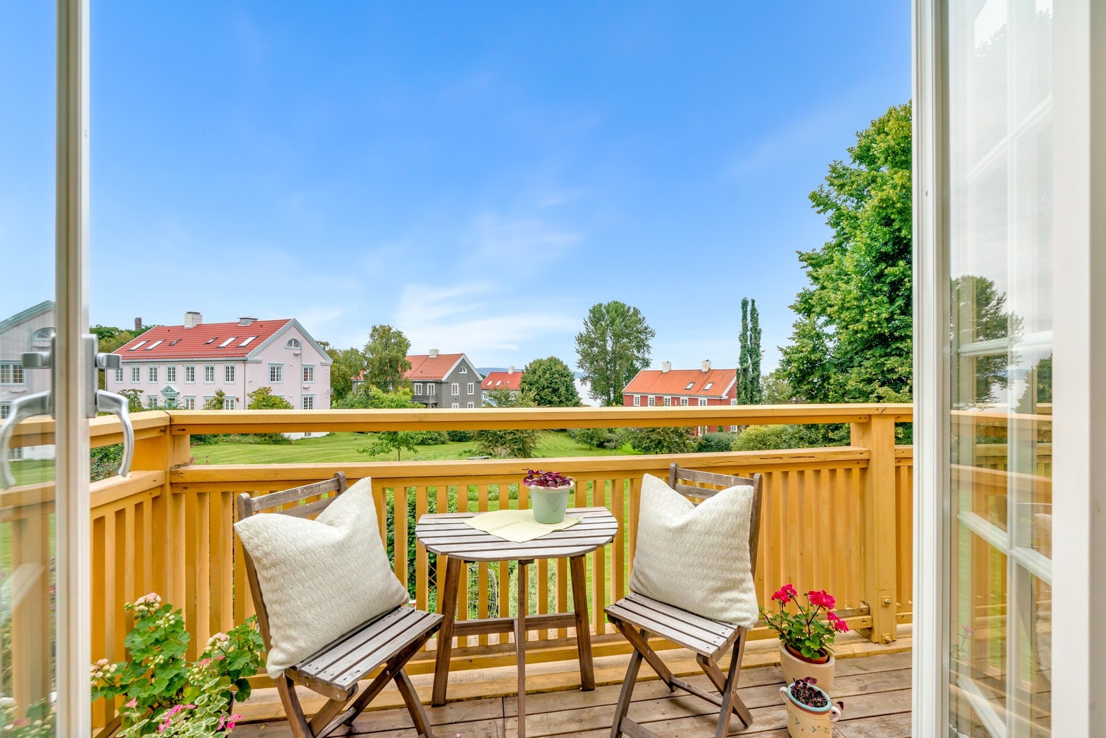 Leiligheten må sies å ha en av de bedre beliggenhetene i området; her har man store og pent opparbeidede grøntområder rett utenfor balkongen. Galleribilde