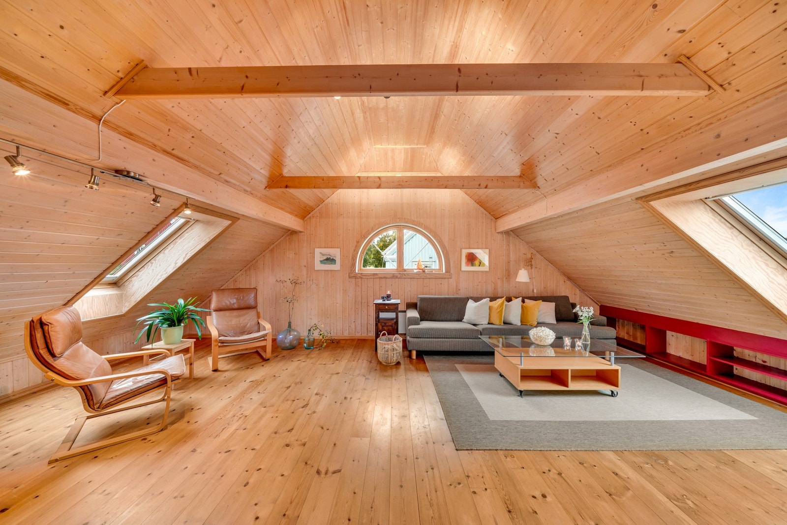 Loftstuen er av god størrelse, og med vindusflater på flere sider får man et svært godt lysinnslipp. Galleribilde