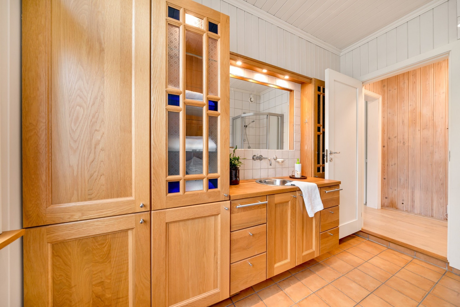 Baderomsinnredning med mye lagringsplass. Galleribilde