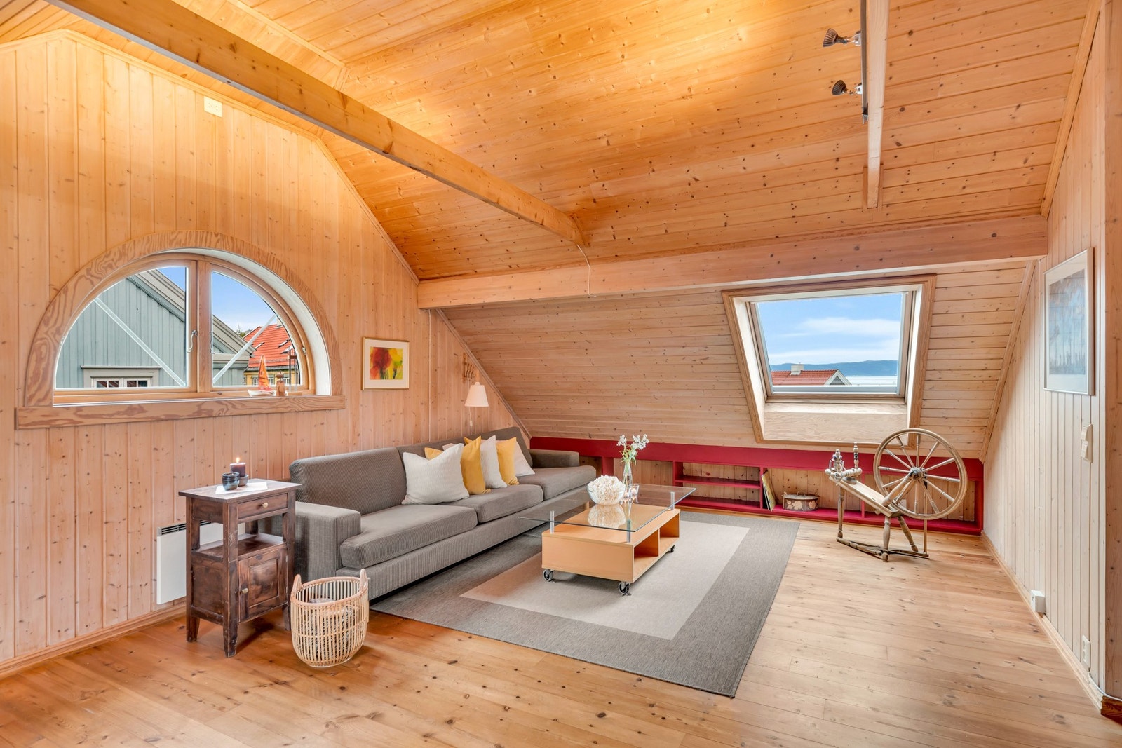 Fra takvinduet har man en flott utsikt mot fjorden. Pga. skråtak i loftsetasje oppleves leiligheten romsligere enn oppgitt målbart areal. Galleribilde