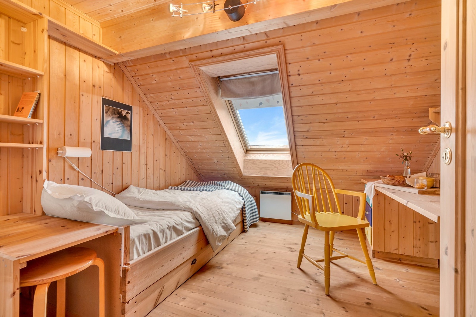 Soverom i loftsetasje. I samme etasje har man mye lagring i to boder, samt på hems/kvisten. Galleribilde