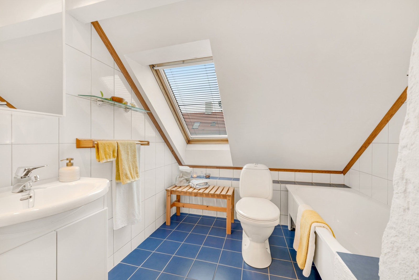 Badet i loftsetasjen er fra 1998 og har flislagte flater med varmekabler i gulv. Galleribilde