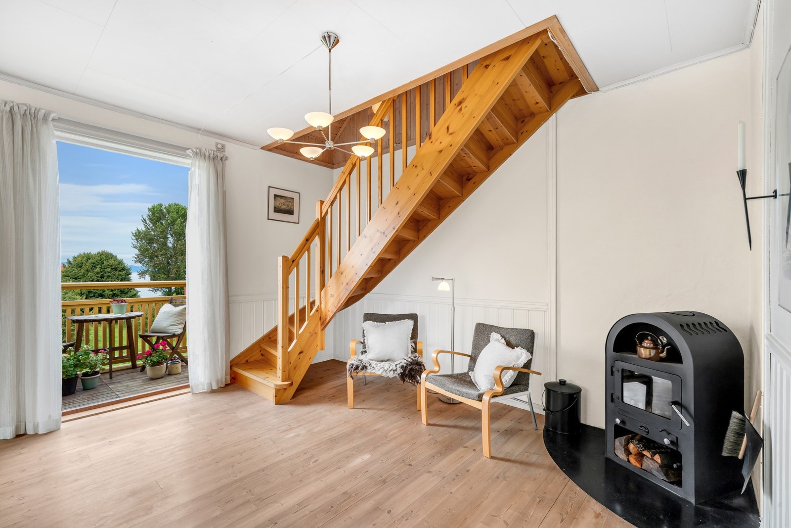 På stuen/spisestuen i 2. etasje har man vedovn, i tillegg til doble dører ut til balkong. Galleribilde