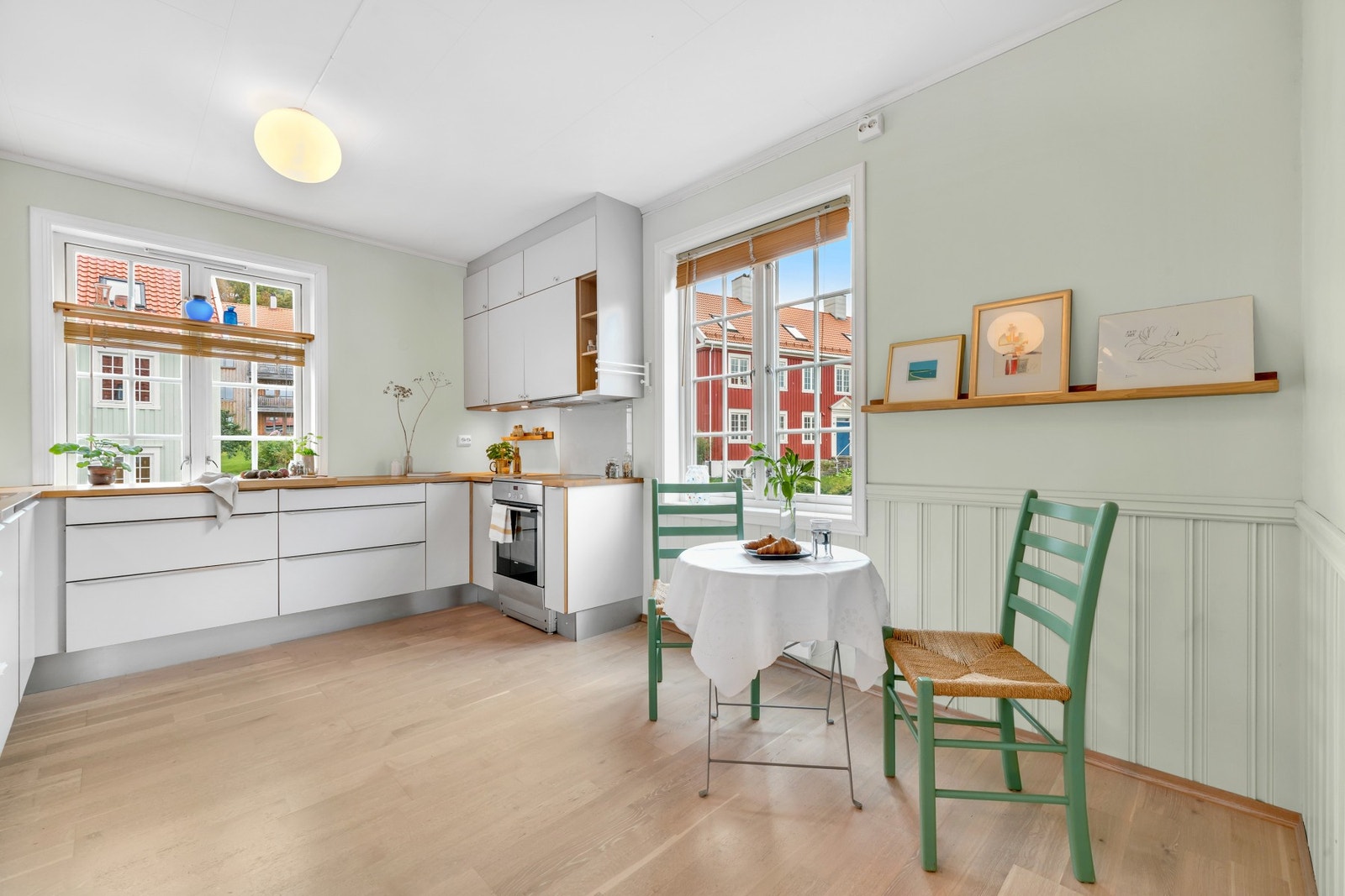 God plass til et frokostbord på kjøkkenet. Hele leiligheten (gulv, tak og vegger) ble isolert i 1992. Galleribilde