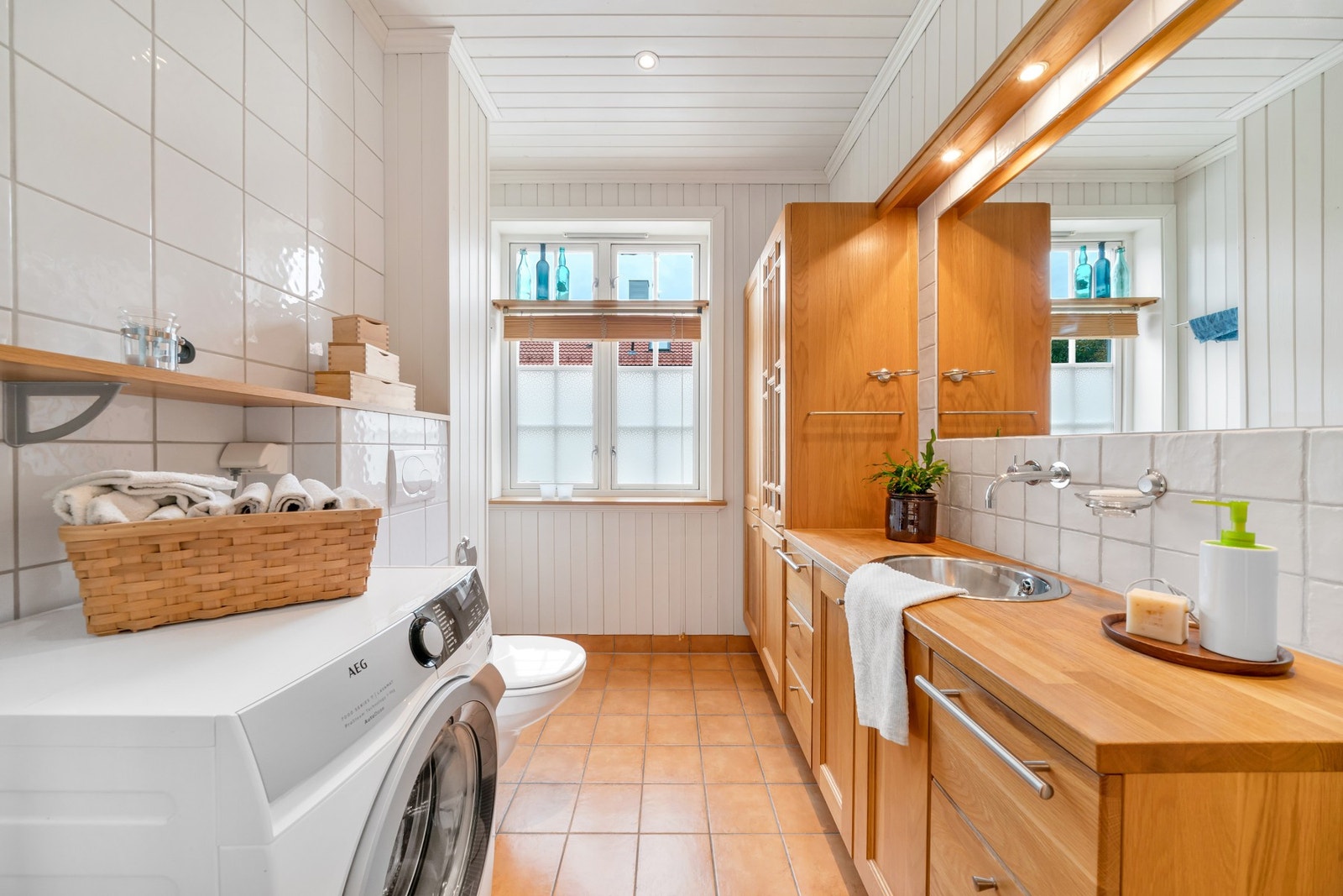 Hovedbadet ble oppusset i 2004, og er flislagt med varmekabler i gulv. Galleribilde