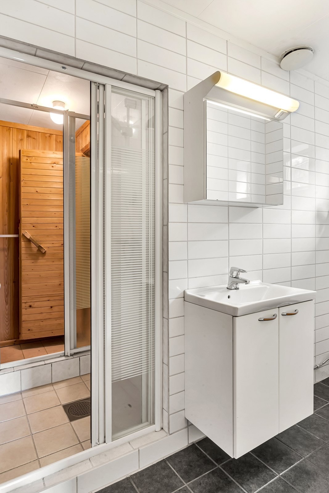 Bad første etasje med adkomst via dusjnisje inn til badstue. Galleribilde