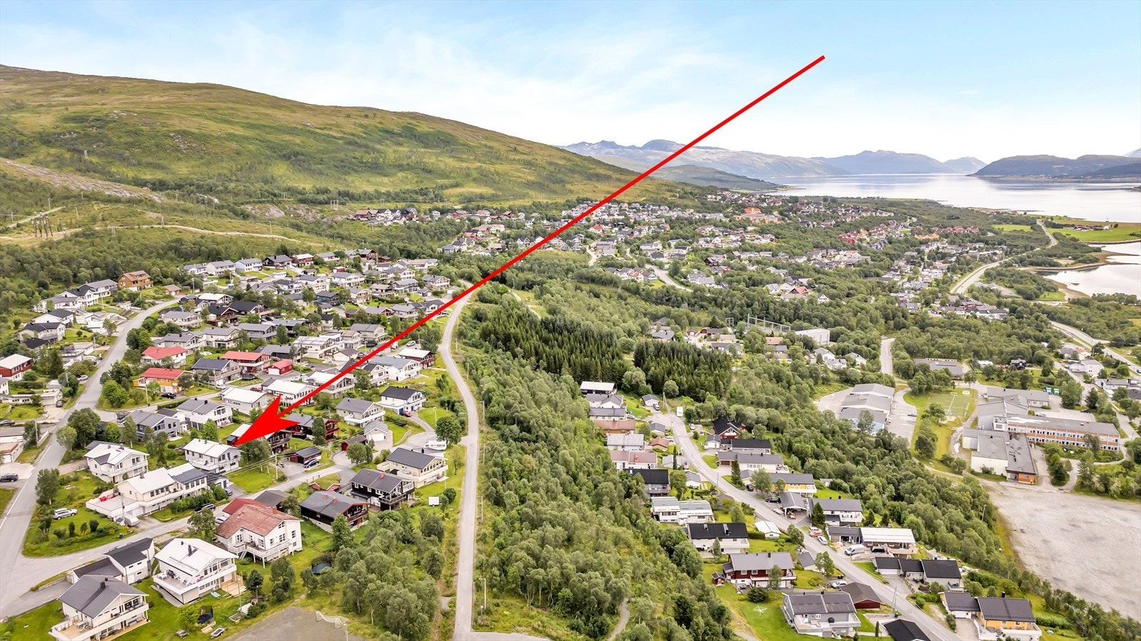 Bo trygt og godt på barnevennlige Kvaløysletta. Nærhet til skoler, barnehager og naturen. Galleribilde