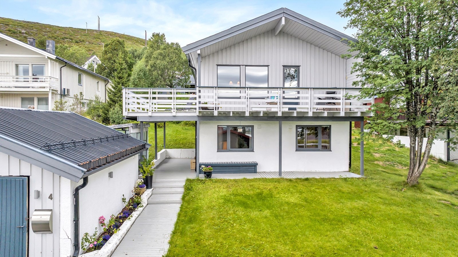 Frittliggende enebolig med garasje. Galleribilde