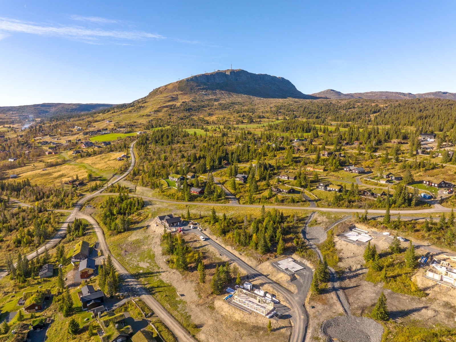 Veletablert og rolig hytteområde med langrennsløyper rett ved tomtefeltet, samt kort vei til både alpinanlegget og golfbanen. Galleribilde