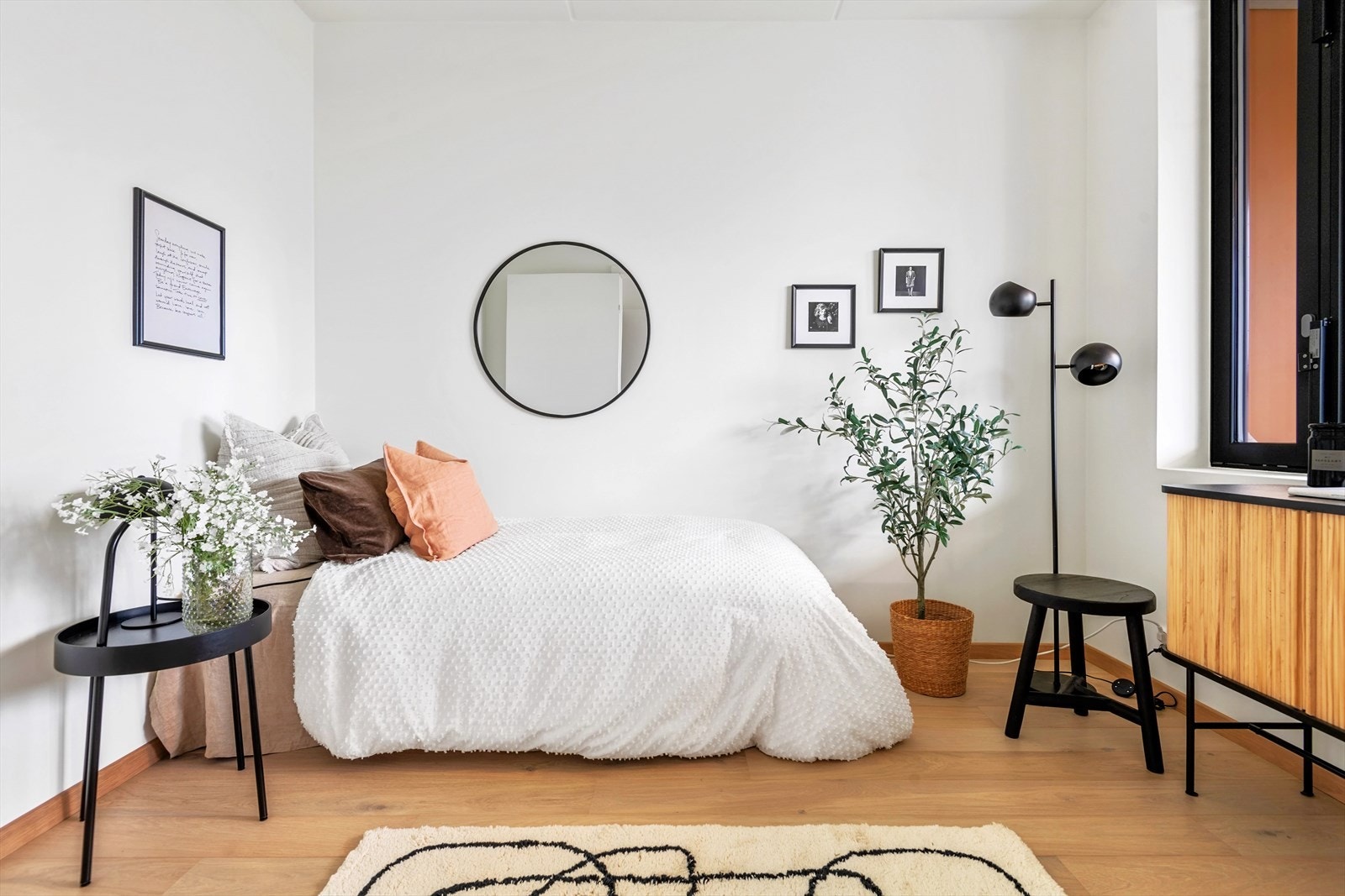 Soverom 2 er også av god størrelse med plass for seng og garderobeskap Galleribilde