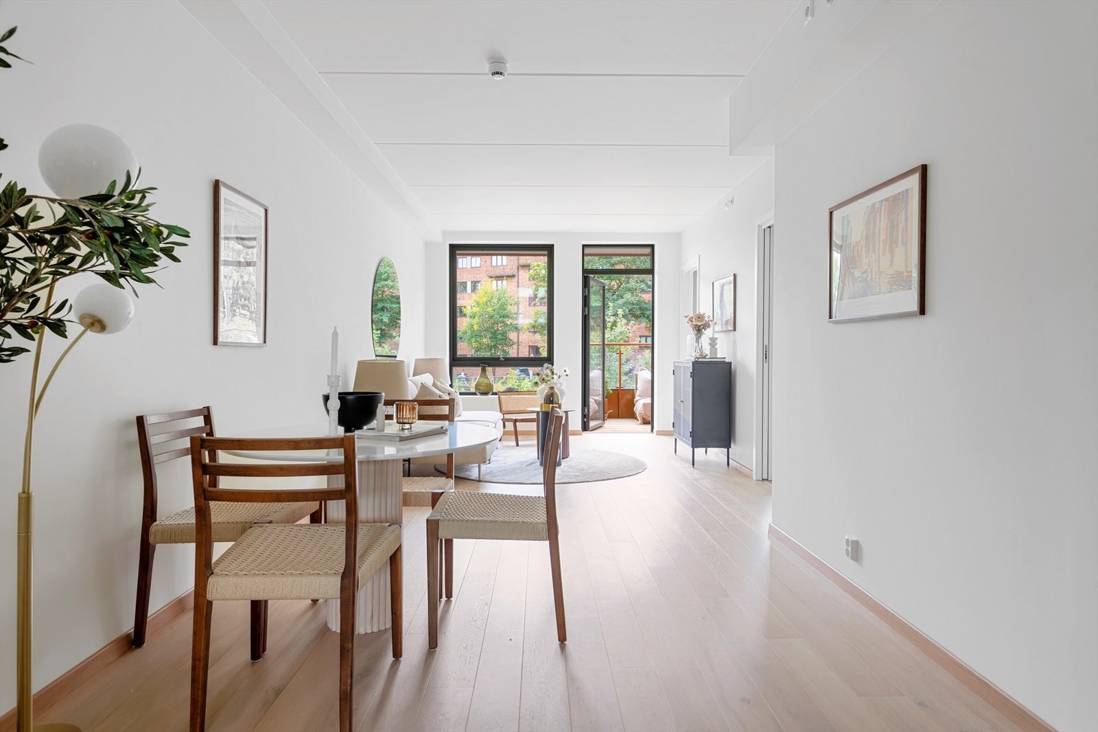 Leiligheten er gjennomgående med vinduer i begge ender, som gir god atmosfære i rommene Galleribilde