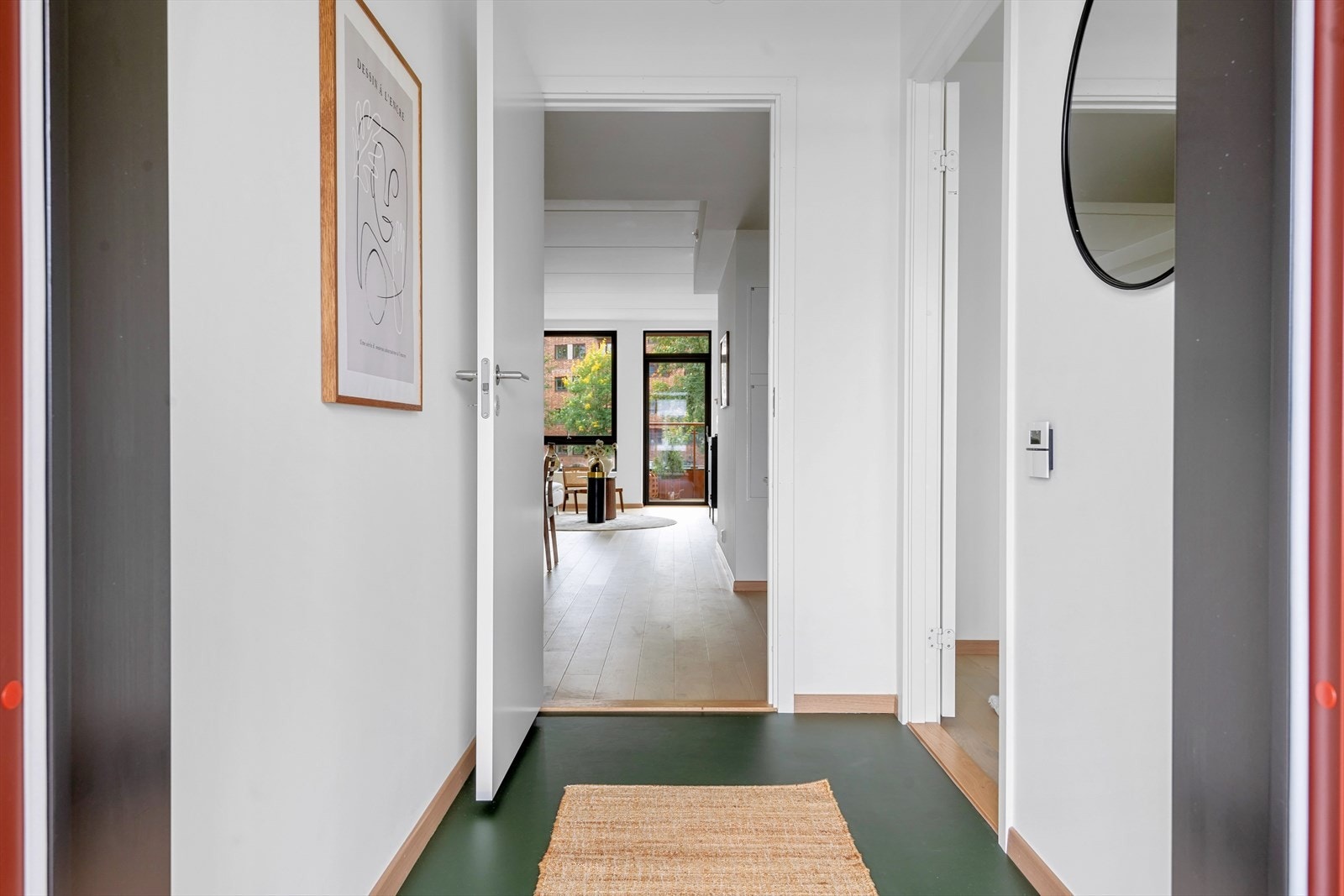 Velkommen inn! Flott entré med varme i gulvet Galleribilde