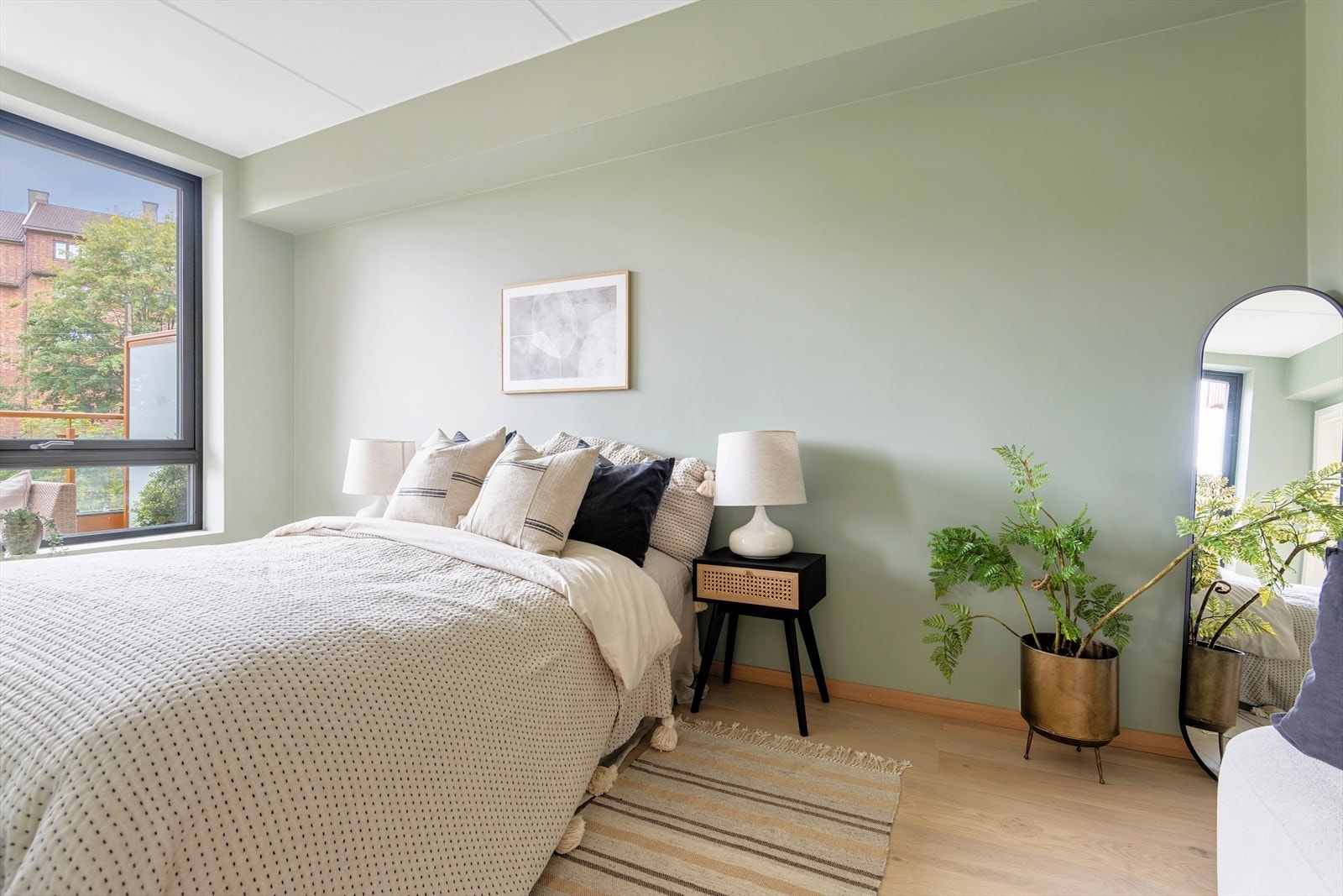 Flott hovedsoverom med stort vindu ut mot balkong. God plass til dobbelseng og garderobeskap Galleribilde