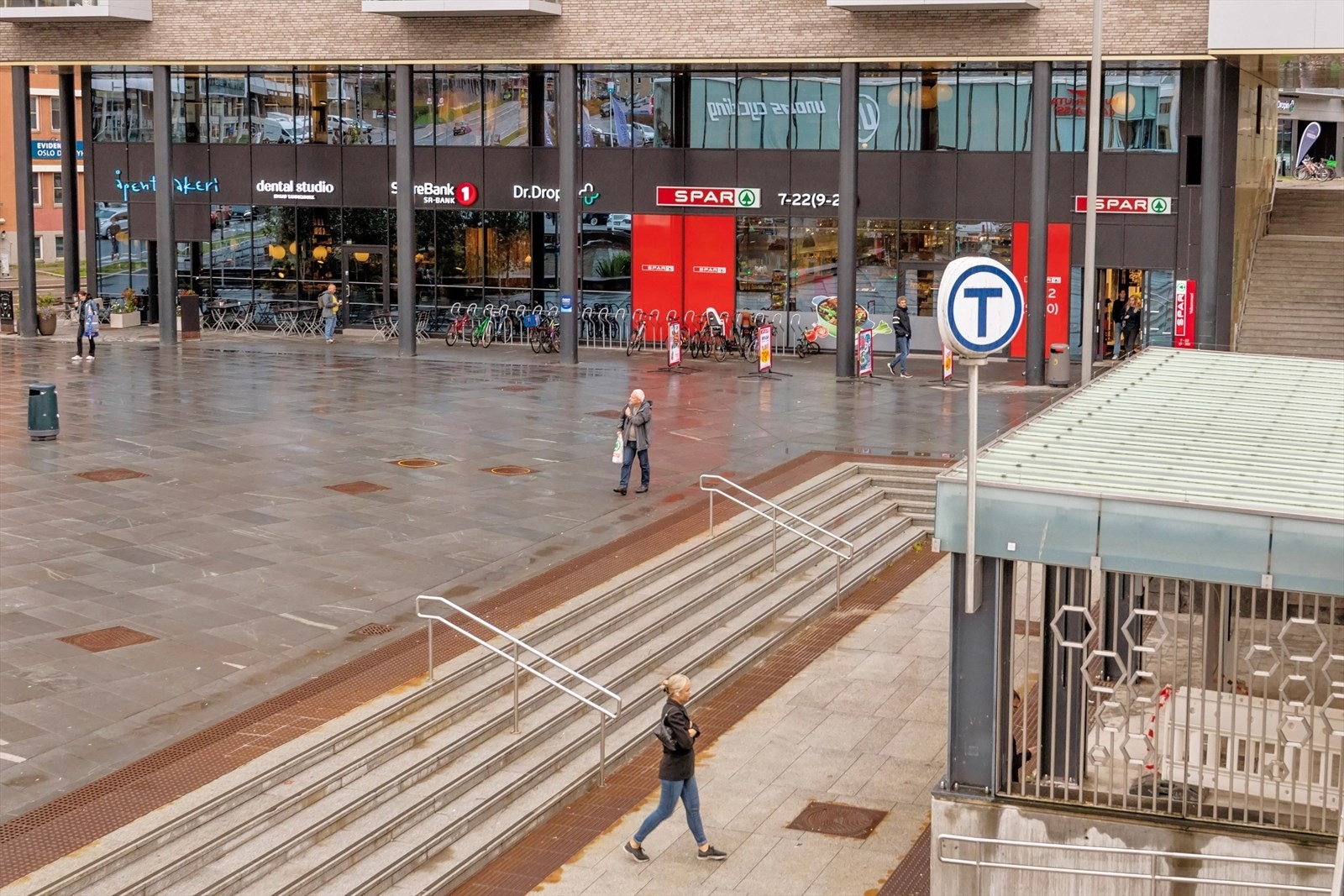 Ensjø torg med matbutikker, Dr. Dropin og hyggelige Åpent bakeri Galleribilde