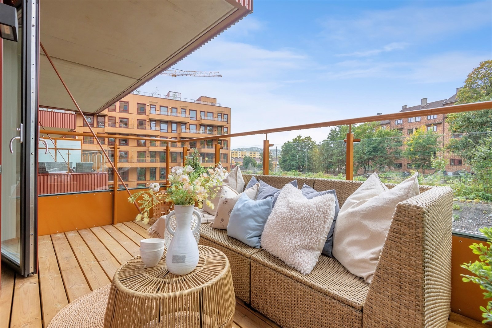 Balkongen er på 7,7kvm og har gode solforhold. På sommerstid fungerer balkongen som en forlengelse av stuen. Galleribilde