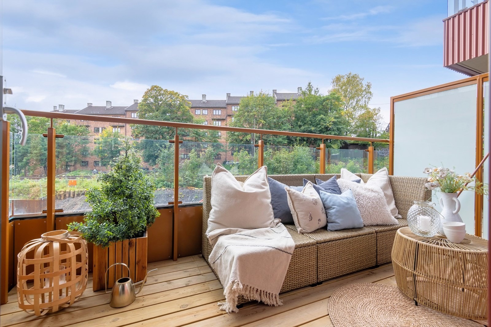 Fra stuen har leiligheten en flott balkong med god plass til utemøblement og grill Galleribilde