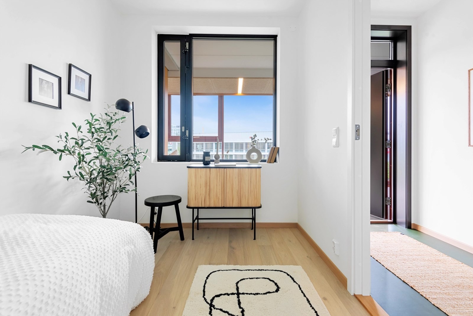 Også soverom 2 har store vindusflater som gir en luftig atmosfære Galleribilde