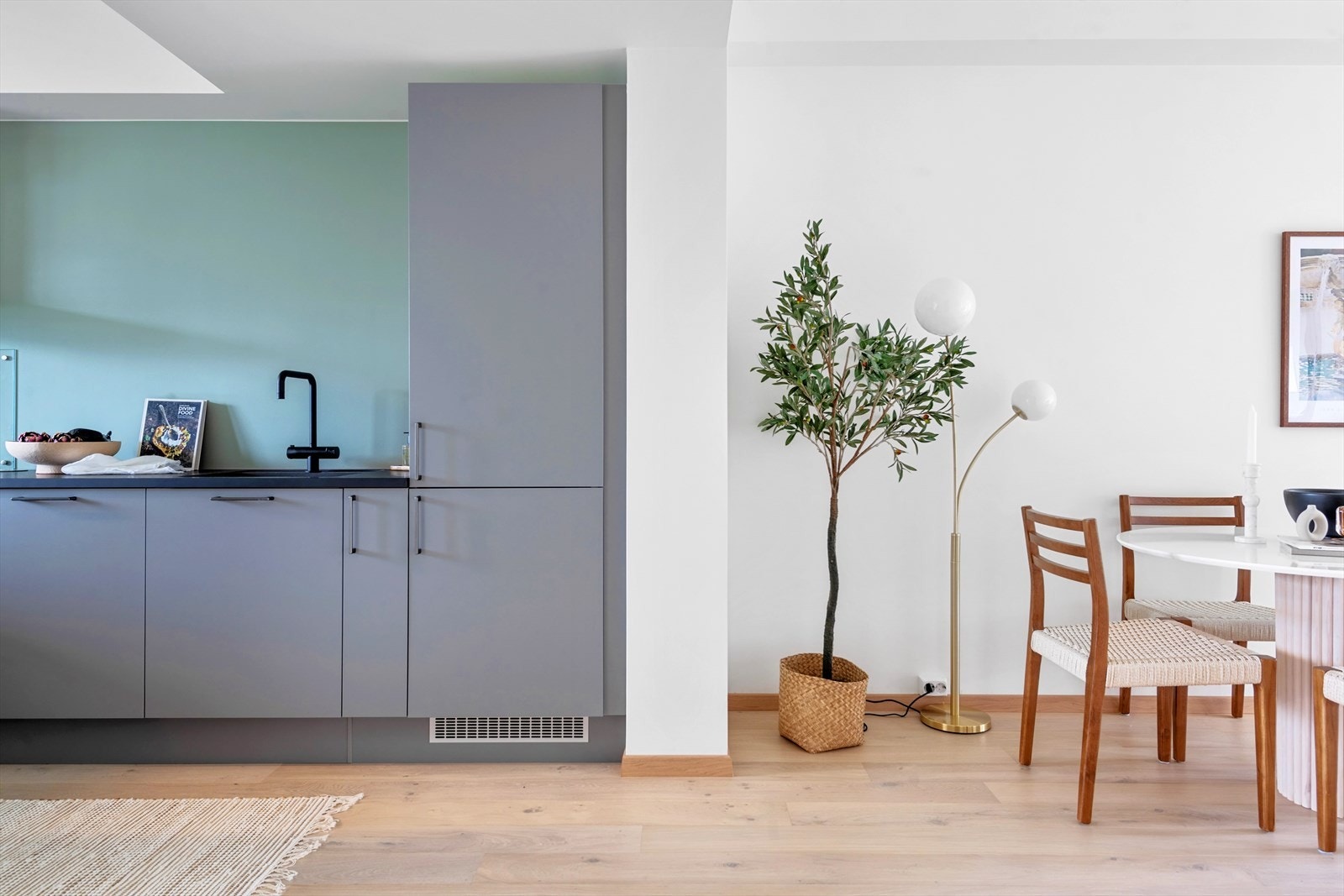 Leiligheten har et flott kjøkken med masse skap og benkeplass med kjøkkeninnredning fra HTH Galleribilde