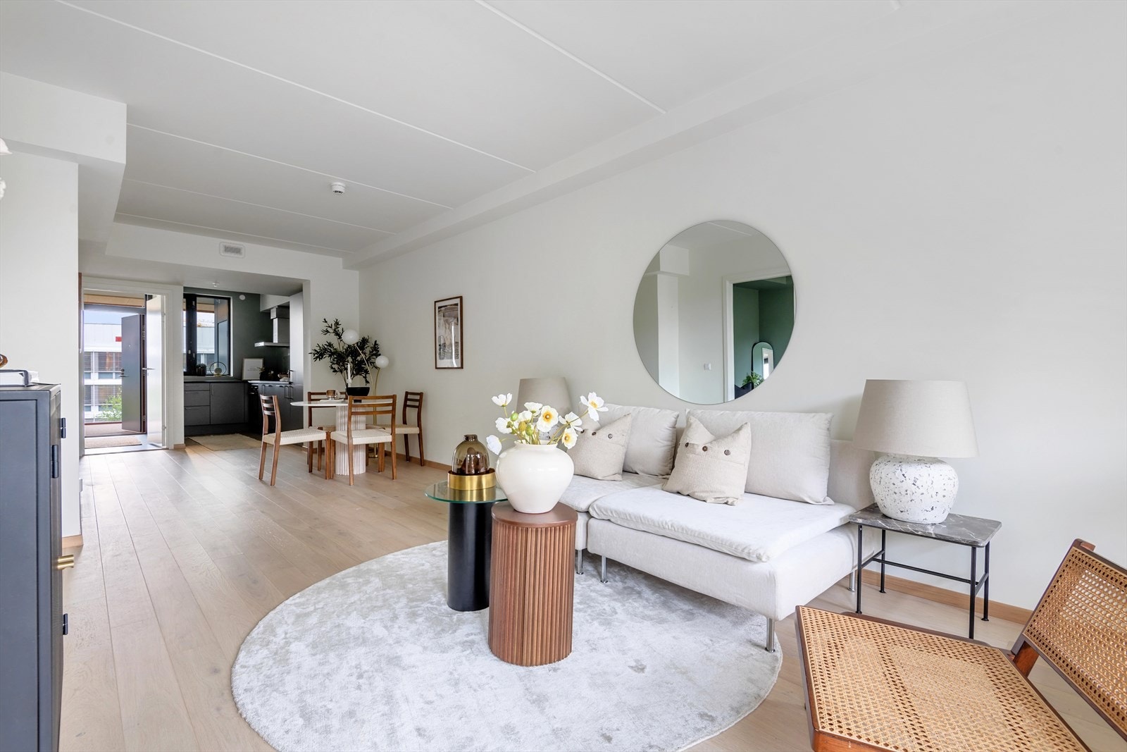 Lys, romslig og luftig stue med flere møbleringsmuligheter. Galleribilde