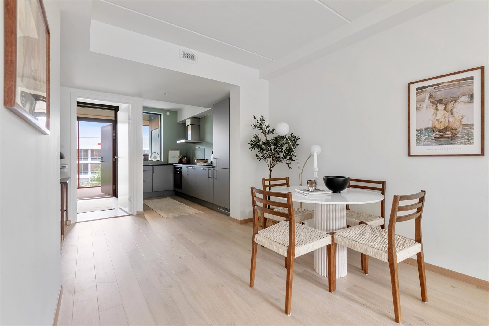 Kjøkkenet er i åpen løsning med stuen. God plass til stort spisebord i tilknyttning til kjøkkenet Galleribilde