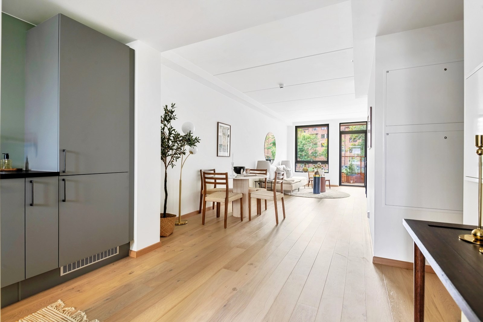 Her er det plass til hyggelige sammenkomster og mange gjester! Gulvvarme tilknyttet felles varmeanlegg i alle oppholdsrom Galleribilde